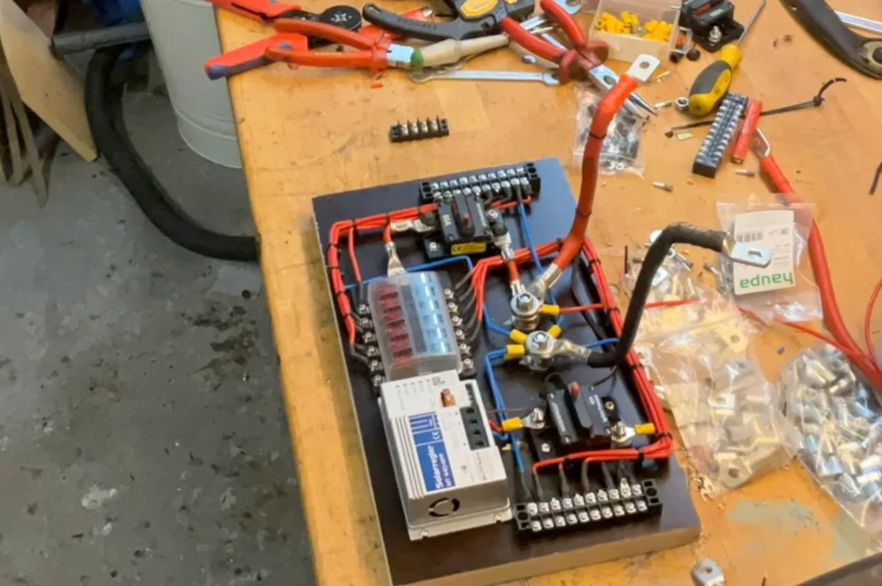 Vorgefertigtes Elektrik-Board auf der Werkbank