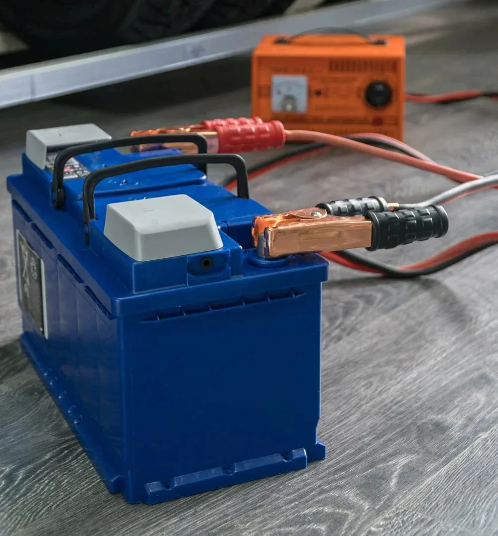 So wird die Versorgerbatterie geladen und gemessen.